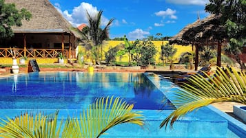 室外游泳池,08:00 至 21:00 开放,池畔遮阳伞,日光浴躺椅