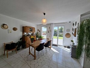 Dining - Maison Avec Jardin en Campagne à 5 min du Centre-ville et à 15 min des Plages (Lannion)
