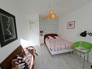 2 bedrooms, desk, iron/ironing board, free WiFi - Maison Avec Jardin en Campagne à 5 min du Centre-ville et à 15 min des Plages (Lannion)