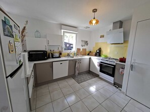 Fridge, microwave, oven, stovetop - Maison Avec Jardin en Campagne à 5 min du Centre-ville et à 15 min des Plages (Lannion)
