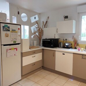 Fridge, microwave, oven, stovetop - Maison Avec Jardin en Campagne à 5 min du Centre-ville et à 15 min des Plages (Lannion)