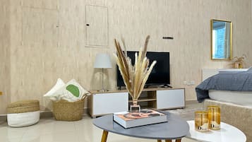 Estudio Deluxe, vistas a la ciudad | Minibar, decoración individual, mobiliario individual y escritorio
