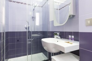 Dusche, Haartrockner, Bidet, Handtücher