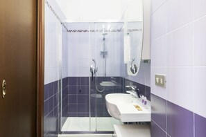 Dusche, Haartrockner, Bidet, Handtücher