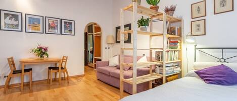 1 habitación, tabla de planchar con plancha, wifi y ropa de cama