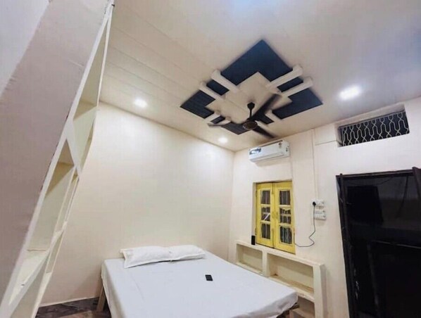 6 bedrooms, WiFi, bed sheets - Shree Ji Dham Home Stay (Mathura)