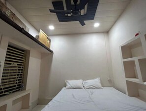 6 bedrooms, WiFi, bed sheets - Shree Ji Dham Home Stay (Mathura)