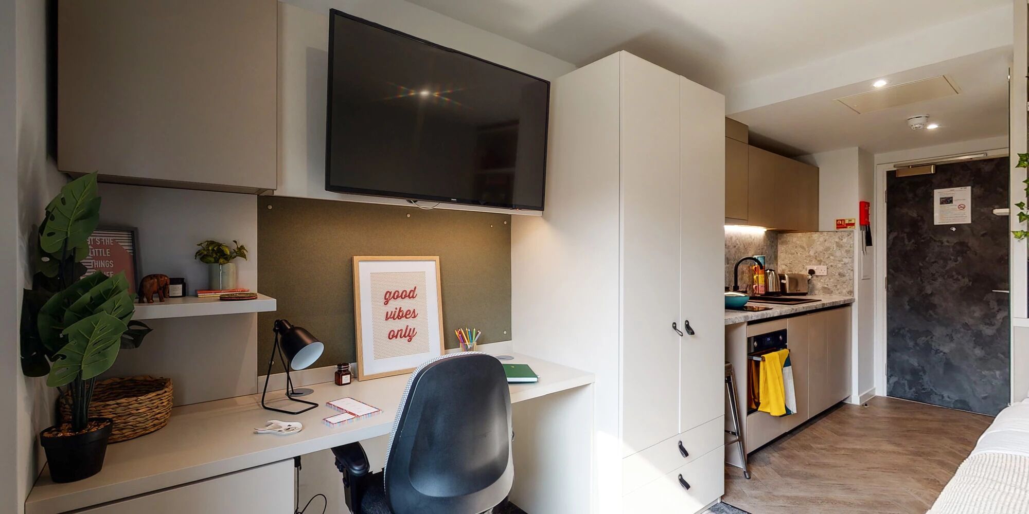Deluxe Studio | Blackout drapes, iron/ironing board (on request), WiFi (free)