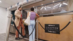 Un espace d’accueil avec une pancarte indiquant : « Bienvenue à CHAPTER WESTMINSTER, votre résidence étudiante. »