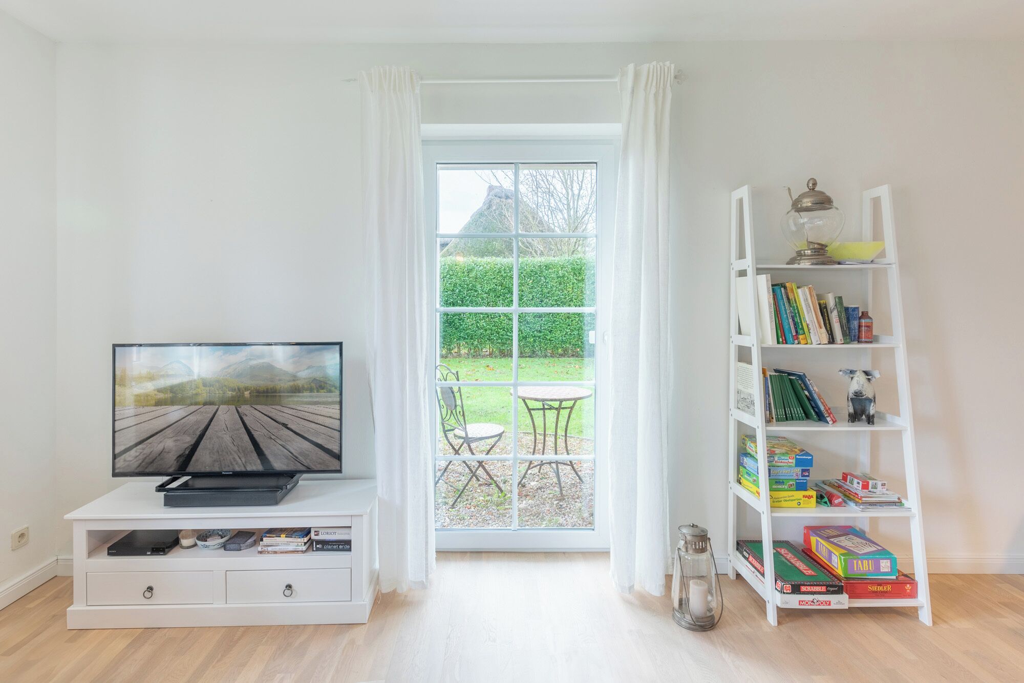 Fernseher, DVD-Player, Bücher, Stereoanlage