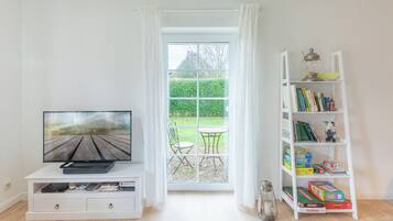 Fernseher, DVD-Player, Bücher, Stereoanlage