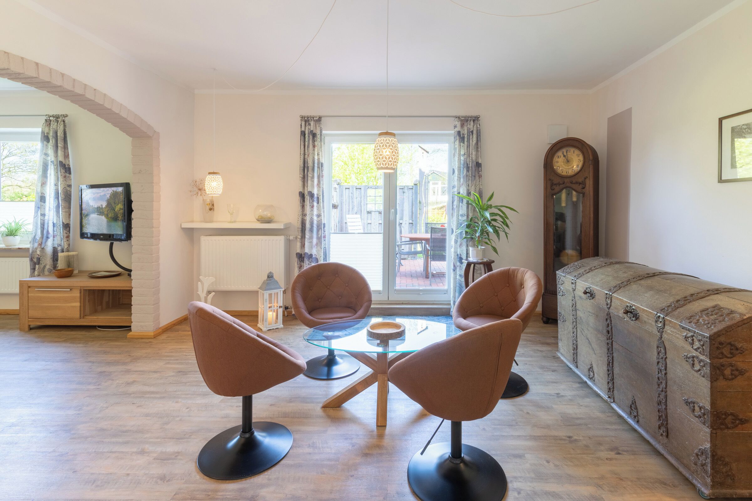 TV, bøker og stereoanlegg