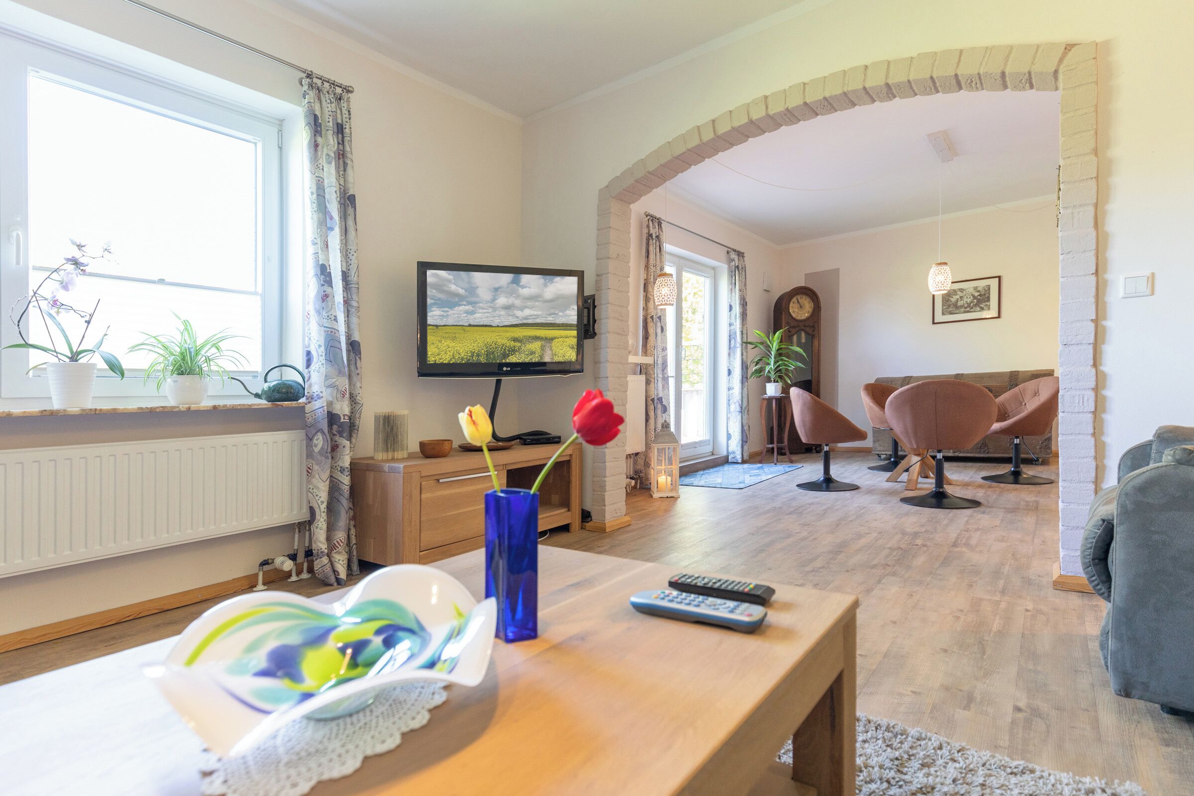 TV, bøker og stereoanlegg