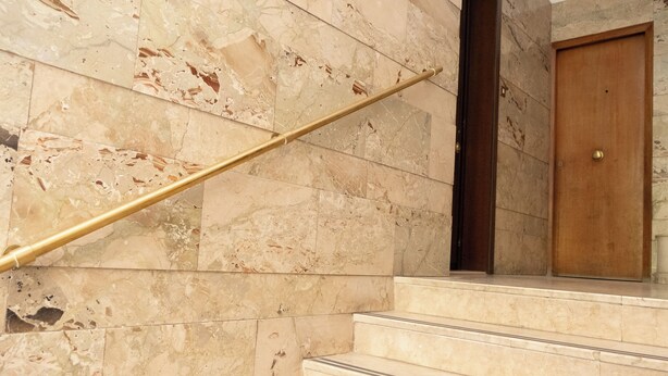 A marble staircase with a handrail and a wooden door at the top. - Adelina House | Quiet and Central Flat near University and Subway (Catania)