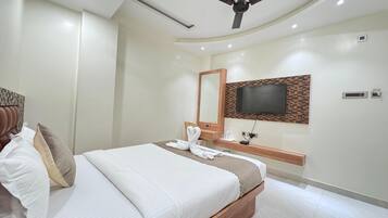 Executive Room | Egyptian cotton sheets, premium bedding, down duvets, pillow-top beds
