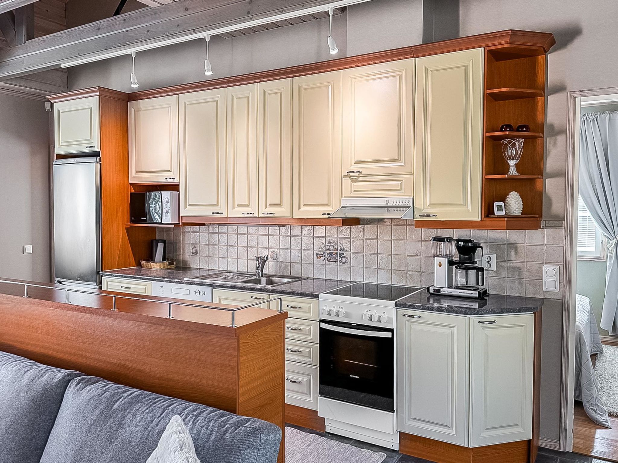 Fridge, microwave, dishwasher, cookware/dishes/utensils