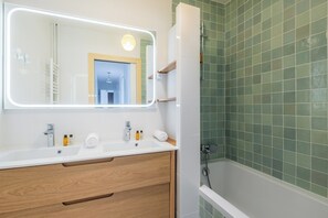 Douche, sĂšche-cheveux, serviettes fournies
