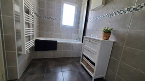 Secador de pelo, toallas y papel higiénico