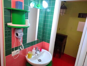 Haartrockner, Handtücher, Seife, Toilettenpapier