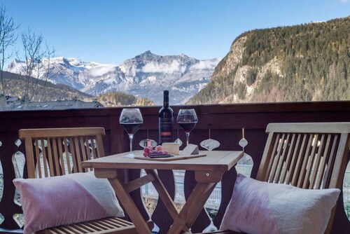Stylishly renovated, king bed, 120m from telecabin