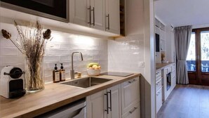 Private kitchen - Stylishly renovated, king bed, 120m from telecabin (Les Houches)