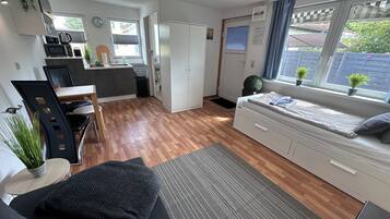 1 habitación, tabla de planchar con plancha y cuna de viaje
