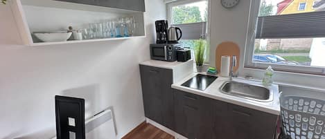 Frigorifero, microonde, forno, piano cottura