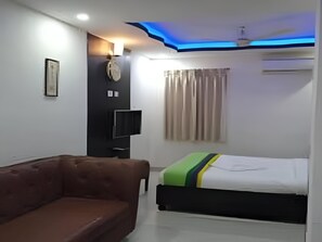 Deluxe Room | Desk, free WiFi, bed sheets - Palani Andavar (Bengaluru)