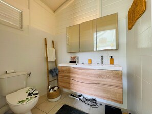 Hårføner og håndklær