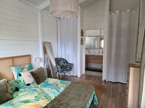 2 soverom, strykejern/-brett, reiseseng for barn og internettilgang