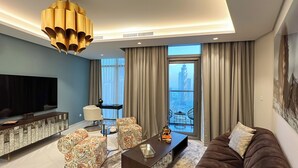 华丽公寓, 阳台, 城市景观 | 起居区 | 50-英寸智能电视（配备数码频道）