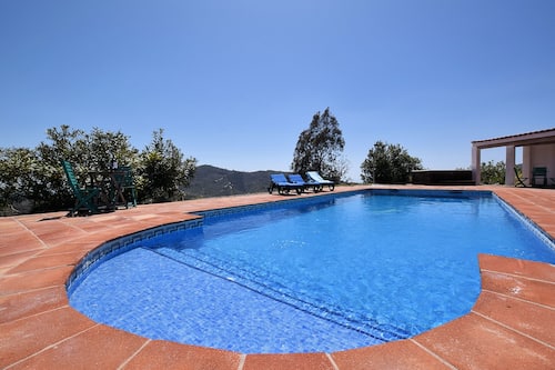 Villa | Piscina | Una piscina cubierta, una piscina al aire libre
