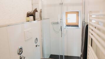 Dusche, Haartrockner, Handtücher, Seife