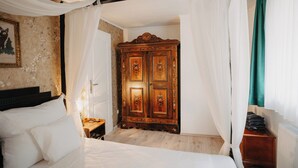 Une chambre à coucher avec un lit, une armoire en bois et une table de chevet.