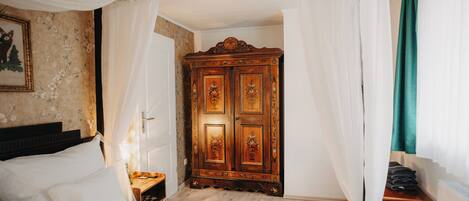 2 makuuhuonetta, tallelokero huoneessa, silitysrauta/-lauta