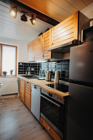 Fridge, microwave, oven, stovetop - Altes Häusle am Waschbach-nostalgische Ferienwohnung für 4 Personen-weinberge (Edenkoben)