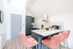 ثلاجة، ميكروويف، فرن، غسالة أطباق