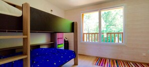 3 bedrooms, travel crib, WiFi