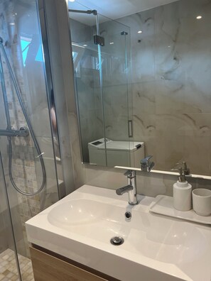 Hårføner, håndklær, såpe og toalettpapir