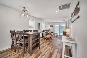 TV - Bliss by the Sea - Cozy Beachside Escape (Clinton)