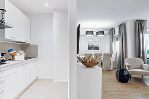 Kjøleskap, mikrobølgeovn, ovn og kokeplater