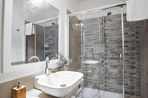 Haartrockner, Bidet, Handtücher, Seife