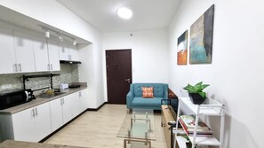 Fridge, microwave, stovetop, toaster - Cozy 1-bedroom condo San Lorenzo Place Makati WiFi 4KM NAIA (Makati)