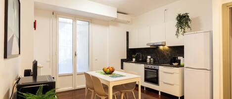 Departamento Confort | Cocina privada | Refrigerador, microondas, horno y parrilla de estufa