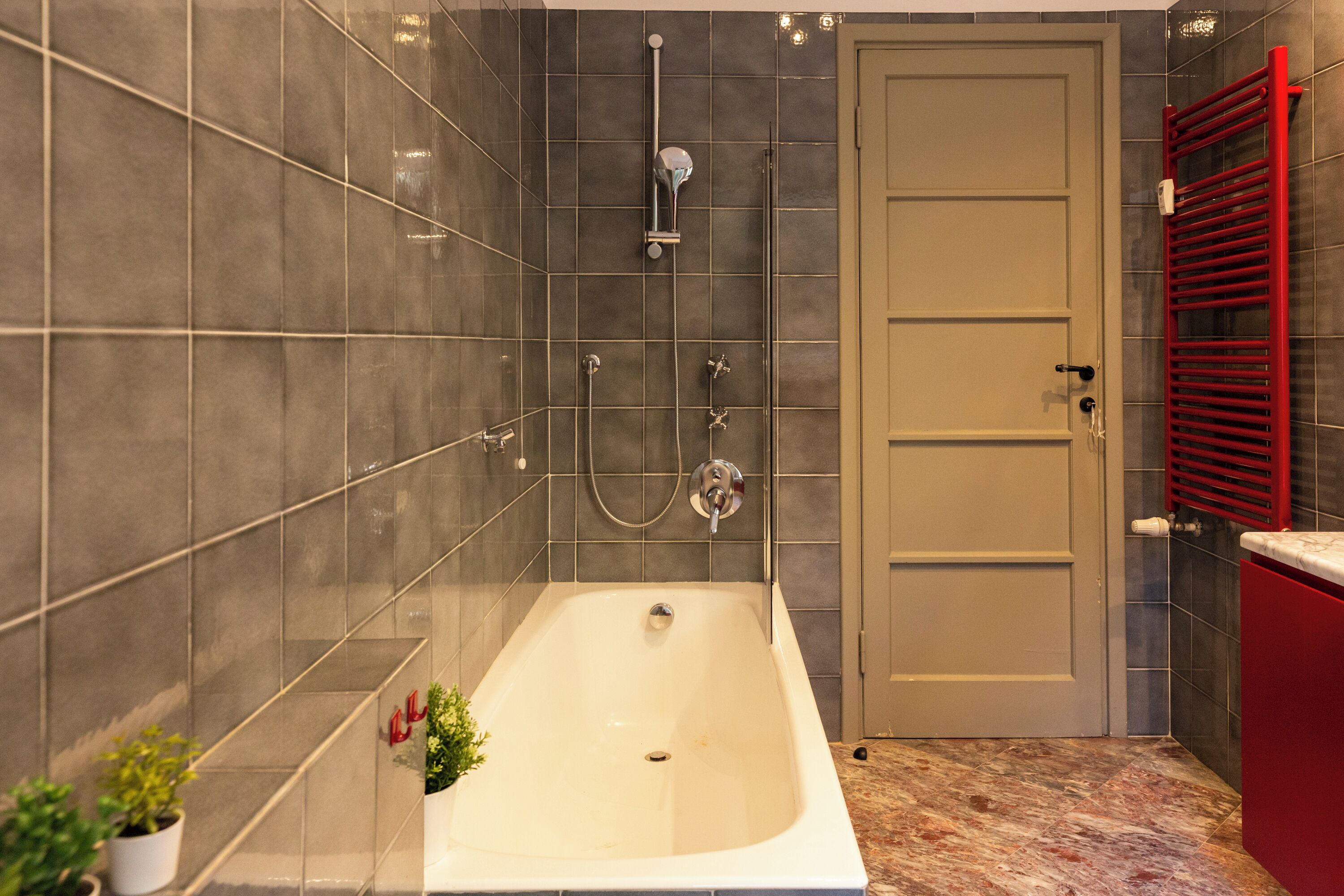 Comfort appartement | Badkamer | Gratis toiletartikelen, een bidet, handdoeken, zeep
