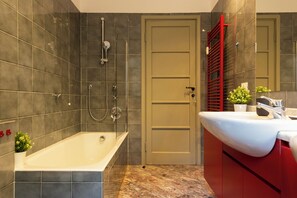 Comfort appartement | Badkamer | Gratis toiletartikelen, een bidet, handdoeken, zeep