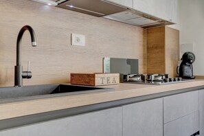 Full-sized fridge, oven, stovetop, dishwasher - SAN GIOVANNI COZY APT - HOME AND MORE (Rome)