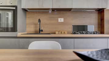 Frigorífico grande, horno, placa de cocina y lavavajillas