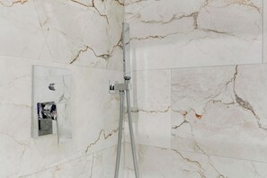 Departamento Confort, 1 habitación, cocineta | Regadera en el baño