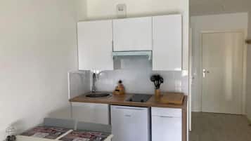 Frigorífic, microones, placa de cuina i cafetera i tetera